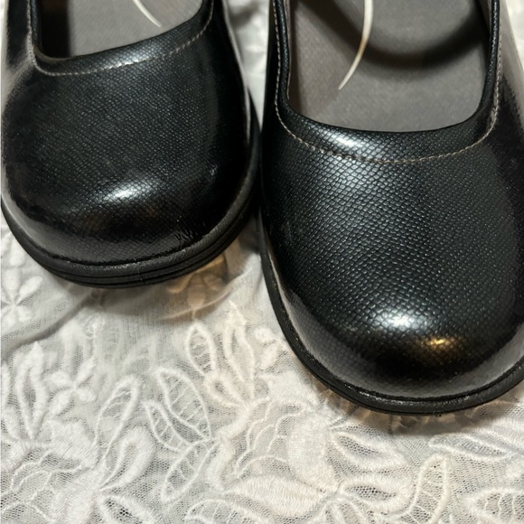 Wonder Works by Dansko shoes - Picture 3 of 7